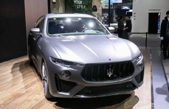 28일 마세라티 부스에서 참관객들이 르반테 트로페오 등 전시된 차량을 살펴보고 있다.  박동욱기자